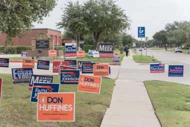 Irving, Tx, ABD-Ekim 22, 2018:Row bir avluya işaret birincil seçim günü için konut Street Dallas county, Texas, ABD. Erken seçmenler, siyasi parti posterler ara seçim için tebrik işaretleri