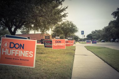 Irving, Tx, ABD-Ekim 22, 2018:Row bir avluya işaret birincil seçim günü için konut Street Dallas county, Texas, ABD. Erken seçmenler, siyasi parti posterler ara seçim için tebrik işaretleri