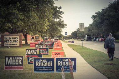 Irving, Tx, ABD-Ekim 22, yarda işareti konut sokak satırını yakınındaki birincil seçim günü Dallas county, Texas 2018:Rear görünümü insanlar. Erken seçmenler, siyasi parti posterler tebrik işaretleri