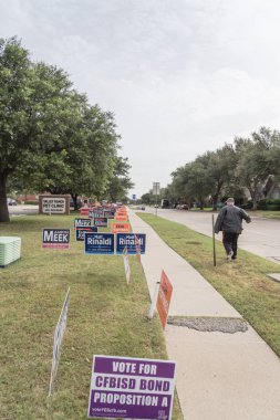 Irving, Tx, ABD-Ekim 22, yarda işareti konut sokak satırını yakınındaki birincil seçim günü Dallas county, Texas 2018:Rear görünümü insanlar. Erken seçmenler, siyasi parti posterler tebrik işaretleri