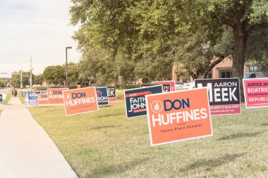 Irving, Tx, ABD-Ekim 22, satır bir avluya işaret birincil seçim günü için konut Street Dallas County, Texas yakınındaki 2018:Rear görünümü çift arabası. Erken seçmenler, siyasi parti poster tebrik işaretleri