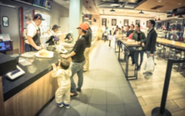 Bulanık görüntü müşteri kasada Asya pastane dükkanı ve bekleyen uzun hat ağından engelleri arkasında. Amerika'nın ekmek fırınları, soyut farklı çok ırklı bekleyenler