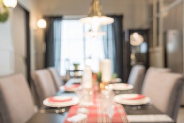 Resmi tatil tablo Kurulum arka plan bulanık. Güzel temiz Şükran günü, Noel yemek masası ayarlama dekorasyon ve mutfak bıçakları, levha ile