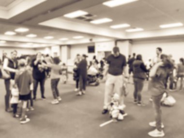 Vintage sesi soyut çocuklar bulanık ve veliler okul Texas, Amerika kapalı Cadılar Bayramı partisinde tadını çıkarın. Ufuk çocuk kostümleri, sonbahar ile eğlenceli oyunları, şekil bağlantıları