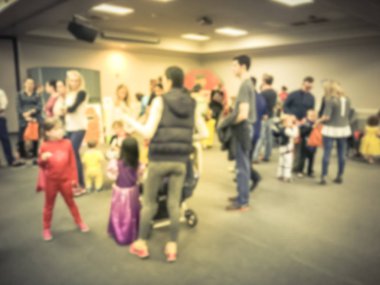 Vintage sesi soyut çocuklar bulanık ve veliler okul Texas, Amerika kapalı Cadılar Bayramı partisinde tadını çıkarın. Ufuk çocuk kostümleri, sonbahar ile eğlenceli oyunları, şekil bağlantıları