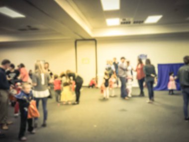 Bulanık soyut çocuklar ve veliler okul Texas, Amerika kapalı Cadılar Bayramı partisinde tadını çıkarın. Ufuk çocuk kostümleri, sonbahar ile eğlenceli oyunları, şekil bağlantıları