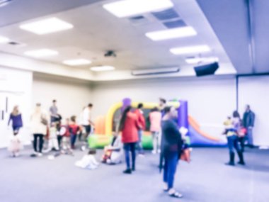 Bulanık soyut çocuklar ve veliler okul Texas, Amerika kapalı Cadılar Bayramı partisinde tadını çıkarın. Ufuk çocuk kostümleri, sonbahar ile eğlenceli oyunları, şekil bağlantıları