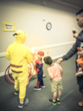 Vintage sesi soyut çocuklar bulanık ve veliler okul Texas, Amerika kapalı Cadılar Bayramı partisinde tadını çıkarın. Ufuk çocuk kostümleri, sonbahar ile eğlenceli oyunları, şekil bağlantıları