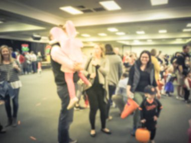 Vintage sesi soyut çocuklar bulanık ve veliler okul Texas, Amerika kapalı Cadılar Bayramı partisinde tadını çıkarın. Ufuk çocuk kostümleri, sonbahar ile eğlenceli oyunları, şekil bağlantıları