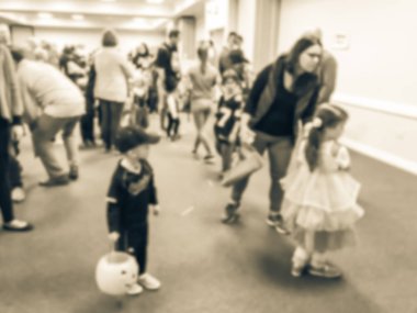 Vintage sesi soyut çocuklar bulanık ve veliler okul Texas, Amerika kapalı Cadılar Bayramı partisinde tadını çıkarın. Ufuk çocuk kostümleri, sonbahar ile eğlenceli oyunları, şekil bağlantıları