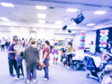 Hareket çocuklar bulanık ve anne bebek arabası ile okul Texas, Amerika kapalı Cadılar Bayramı partisinde tadını çıkarın. Ufuk çocuk kostümleri, sonbahar ile eğlenceli oyunları