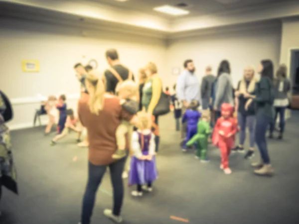 Wazig Abstracte Kinderen Ouders Genieten Van Indoor Halloweenfeest School Texas — Stockfoto