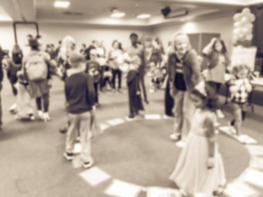 Vintage sesi farklı çok ırklı çocuklar halka oyunu Texas, Amerika zevk hareket bulanık. Ufuk ebeveynler ve çocuklar okul kapalı Cadılar Bayramı partisinde.