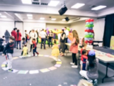 Bulanık hareket farklı çok ırklı çocuklar halka oyunu Texas, Amerika zevk. Ufuk ebeveynler ve çocuklar okul kapalı Cadılar Bayramı partisinde.