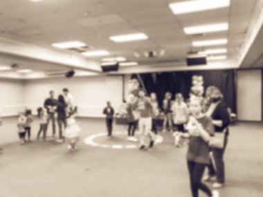 Vintage sesi farklı çok ırklı çocuklar halka oyunu Texas, Amerika zevk hareket bulanık. Ufuk ebeveynler ve çocuklar okul kapalı Cadılar Bayramı partisinde.