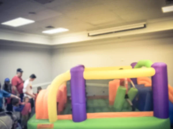 Bewegung Verschwommen Verschiedene Multiethnische Kinder Genießen Aufblasbare Hüpfhaus Hüpfspiel Defokussierte — Stockfoto