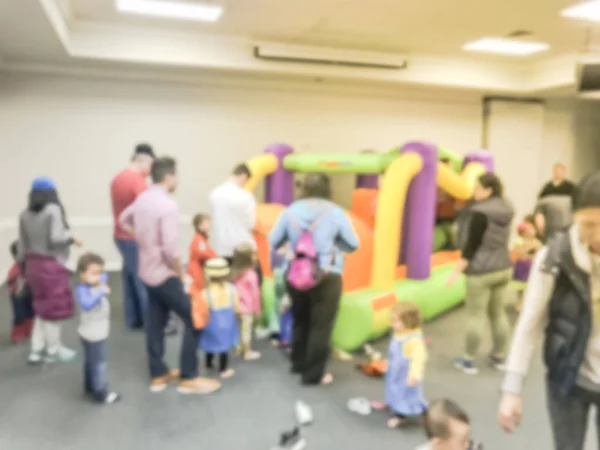 Bewegung Verschwommen Verschiedene Multiethnische Kinder Genießen Aufblasbare Hüpfhaus Hüpfspiel Defokussierte — Stockfoto