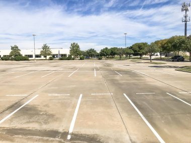 Boş büyük ofis otoparklar Amerika'da iş Park'ta. Bulut mavi gökyüzü arka plan.