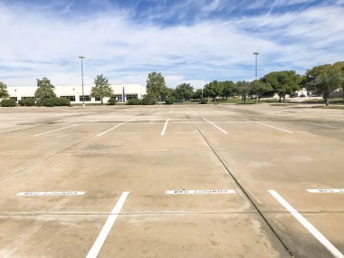 Boş büyük ofis otoparklar Amerika'da iş Park'ta. Bulut mavi gökyüzü arka plan.