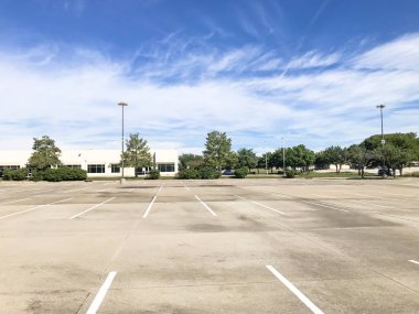 Boş büyük ofis otoparklar Amerika'da iş Park'ta. Bulut mavi gökyüzü arka plan.