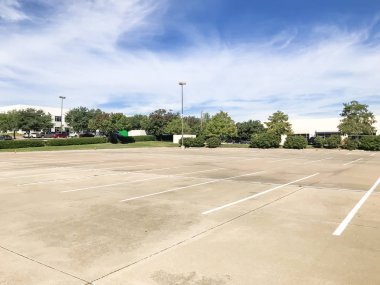 Boş büyük ofis otoparklar Amerika'da iş Park'ta. Bulut mavi gökyüzü arka plan.