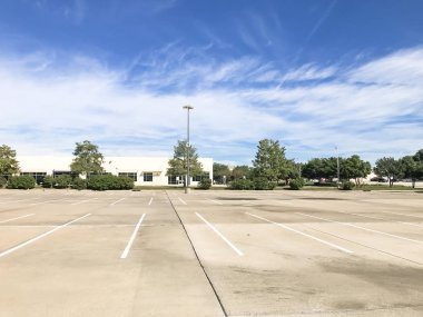 Boş büyük ofis otoparklar Amerika'da iş Park'ta. Bulut mavi gökyüzü arka plan.