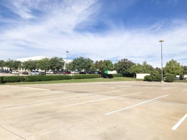 Boş büyük ofis otoparklar Amerika'da iş Park'ta. Bulut mavi gökyüzü arka plan.