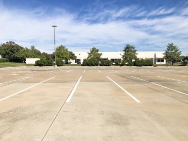 Boş büyük ofis otoparklar Amerika'da iş Park'ta. Bulut mavi gökyüzü arka plan.