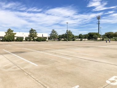 Büyük boş ofis otoparklar ile Amerika'nın iş Park'ta yürüyüş insanlar. Bulut mavi gökyüzü arka plan.