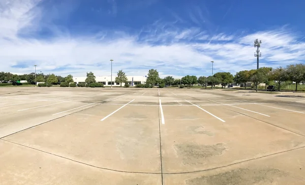 在美国的商业公园里有空的大型办公室停车场 云蓝天背景 — 图库照片