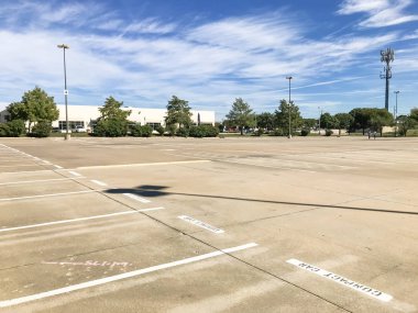 Boş büyük ofis otoparklar Amerika'da iş Park'ta. Bulut mavi gökyüzü arka plan.