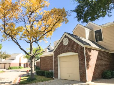 Dış townhouse karmaşık mahallede banliyö Dallas-Fort Worth ekli garaj ile. Sonbahar sonbahar yaprakları renk Texas, Amerika.