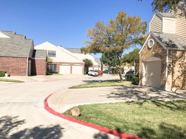 Townhouse karmaşık mahallede banliyö Dallas-Fort Worth ekli garajı ve park etmiş arabaların ile önden görünümü. Sonbahar sonbahar yaprakları renk Texas, Amerika.