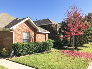 Dış tek Müstakil ev banliyö Dallas-Fort Worth ile ekli garaj içinde konut. Sonbahar sonbahar yaprakları parlak kırmızı akçaağaç rengi Texas, Amerika ile.
