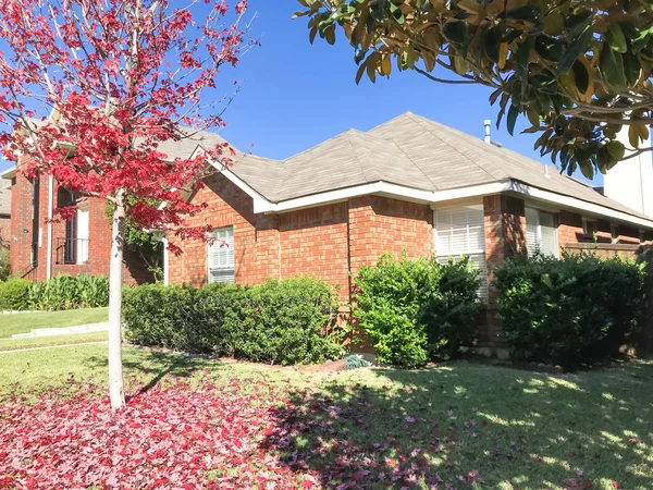 Außen Einfamilienhaus Vorort Dallas Fort Wert Mit Angeschlossener Garage Herbst — Stockfoto