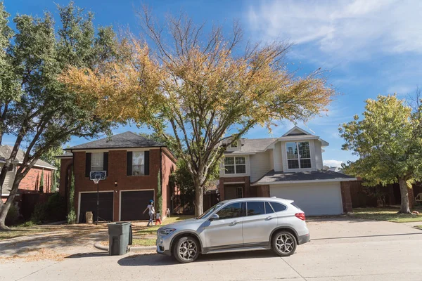 Típica Vivienda Unifamiliar Las Afueras Dallas Fort Worth Con Coche — Foto de Stock