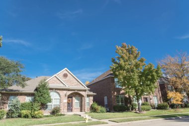 Güzel banliyö Dallas, Texas ev sonbahar günü semtte. Bulut mavi gökyüzü ile Kuzey Amerika'da renkli sonbahar yaprakları