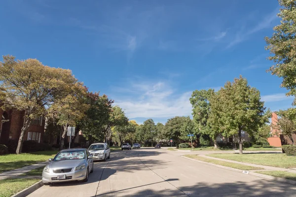 Mooie Suburban Dallas Texas Home Herfstdag Woonwijk Kleurrijke Fall Gebladerte — Stockfoto