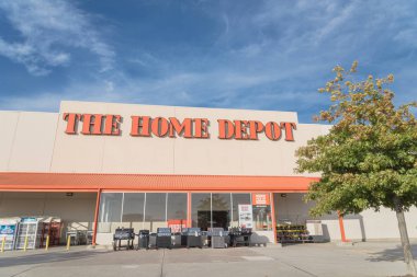 Irving, Tx, bize-Ekim 30, 2018:Home depo dış Mağazası ile sonbahar rengi değiştirmez. Madeni eşya, yapı ürünleri, araç kiralama hizmetleri satan bir ev geliştirme arz mağazasında, büyük-box