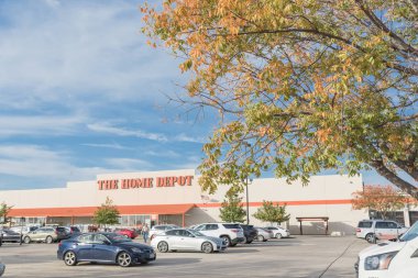 Irving, Tx, bize-Ekim 30, açık otoparklar 2018:Home depo dış dükkandan. Madeni eşya, yapı ürünleri, araç kiralama hizmetleri satan bir ev geliştirme arz mağazasında, büyük-box