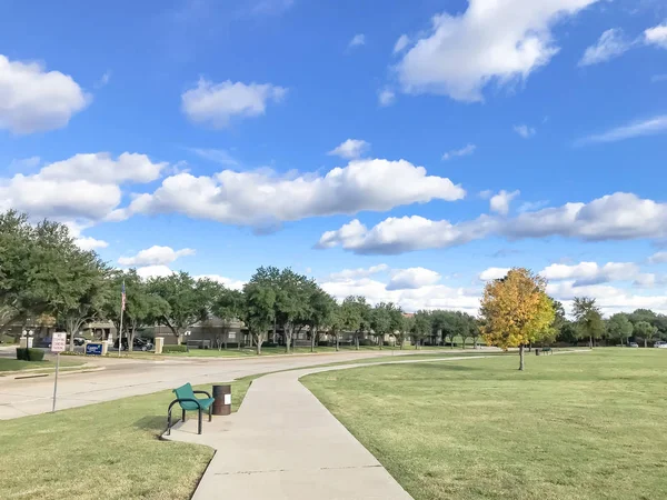 テキサス州ダラス郊外の美しい市の公園秋のコンクリート道トレイル ベンチ カラフルなテキサス杉ニレ オークの木と季節 — ストック写真
