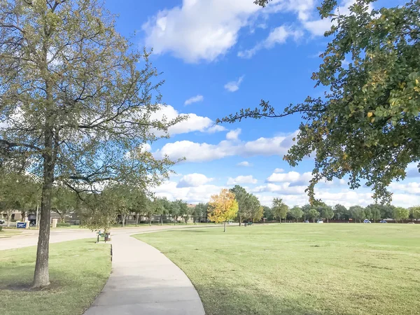 美丽的城市公园在达拉斯郊区 得克萨斯州秋季与混凝土路径路径 长凳和五颜六色的得克萨斯雪松榆树和橡树 — 图库照片
