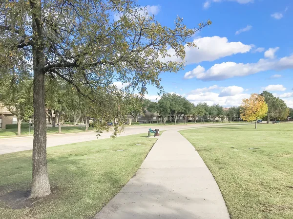 Krásný Městský Park Předměstí Dallasu Podzim Stezka Betonová Cesta Lavice — Stock fotografie