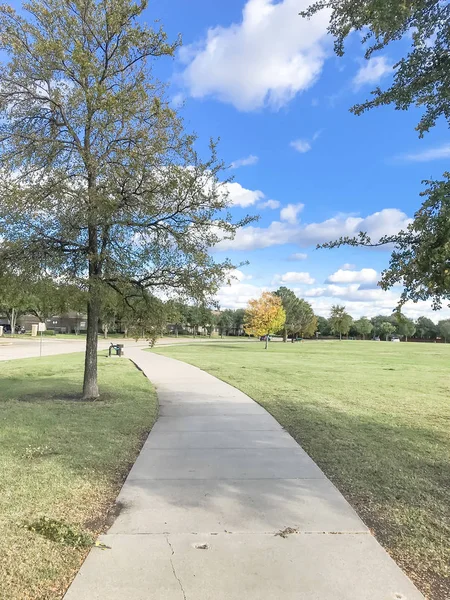 Beautiful City Park Suburban Dallas Texas Fall Season Concrete Pathway — Stock Photo, Image