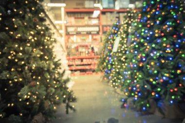 Vintage sesi yapay Noel ağacı süsle donanım mağazasında geniş yelpazesi bulanık. Çelenk ve bokeh açık ortamda dizeleri. Amerika'da satış için Xmas süslemeleri