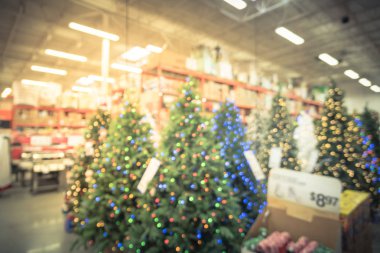 Vintage sesi yapay Noel ağacı süsle donanım mağazasında geniş yelpazesi bulanık. Çelenk ve bokeh açık ortamda dizeleri. Amerika'da satış için Xmas süslemeleri