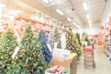 Soyut yapay Noel ağaçları Amerika'da donanım mağazasında renkli ışıklar ile bulanık. Xmas neşeli görünen dekorasyon, ev dekor malzemeleri, çelenk ve dizeleri bokeh ışık