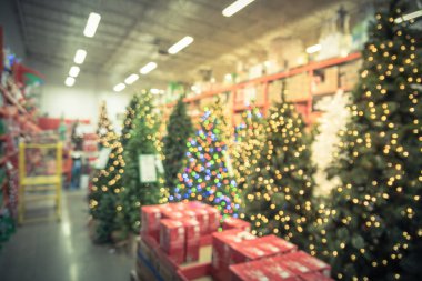 Vintage sesi yapay Noel ağacı süsle donanım mağazasında geniş yelpazesi bulanık. Çelenk ve bokeh açık ortamda dizeleri. Amerika'da satış için Xmas süslemeleri