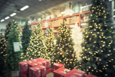 Soyut yapay Noel ağaçları Amerika'da donanım mağazasında renkli ışıklar ile bulanık. Xmas neşeli görünen dekorasyon, ev dekor malzemeleri, çelenk ve dizeleri bokeh ışık