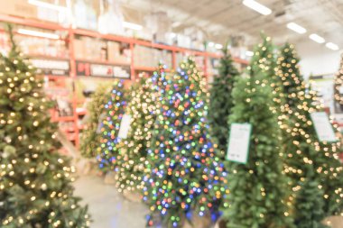 Soyut yapay Noel ağaçları Amerika'da donanım mağazasında renkli ışıklar ile bulanık. Xmas neşeli görünen dekorasyon, ev dekor malzemeleri, çelenk ve dizeleri bokeh ışık